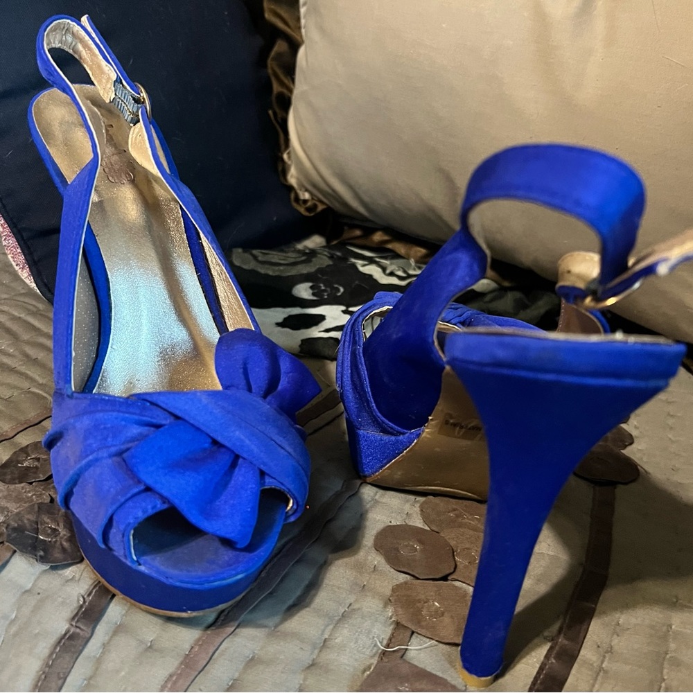 Size 8, 2 inch blue heels in excellent condition!!Suede like material with bow.